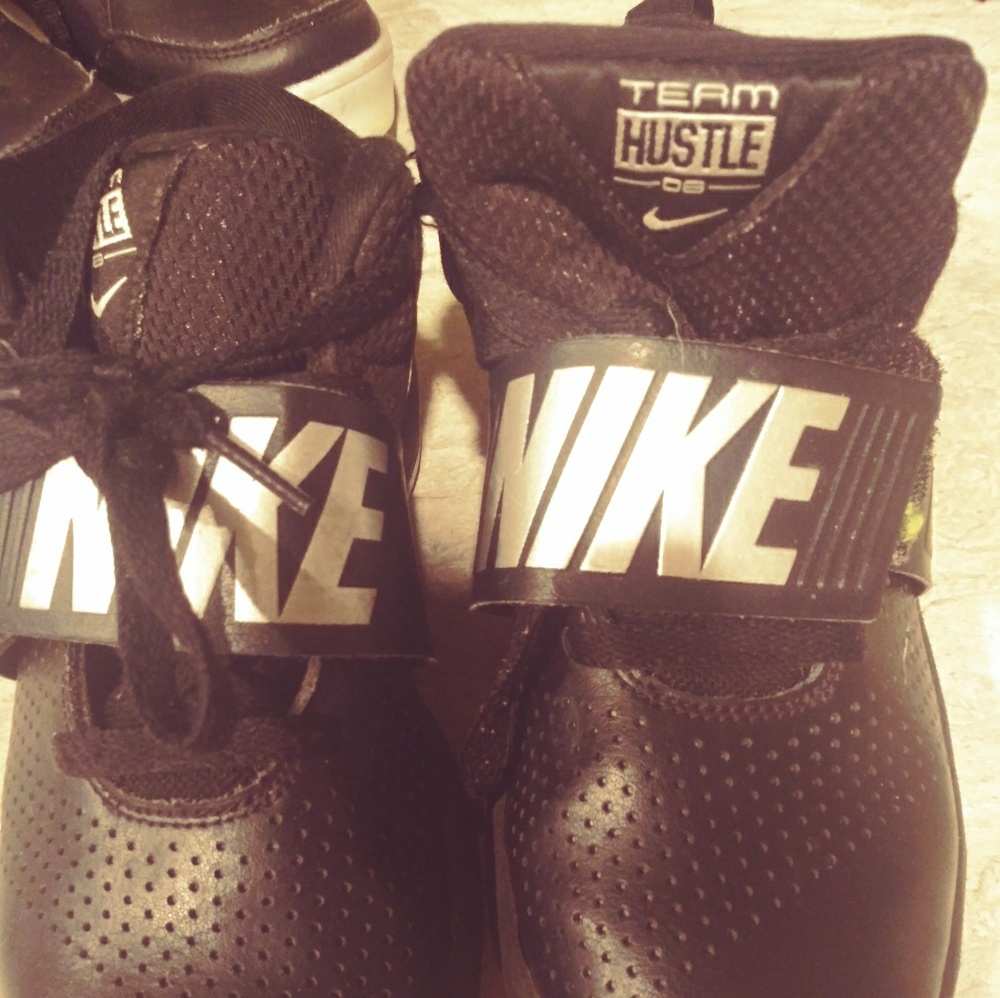 Boys basketball shoes. Nike's size 5